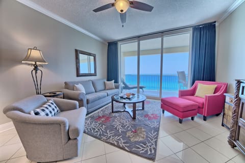 Living room with access to the balcony with a fantastic view of the beach/gulf