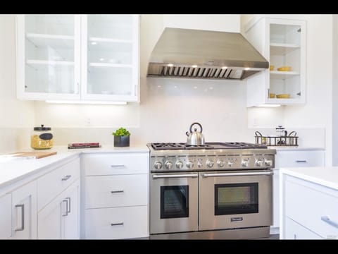 Gourmet kitchen with all Thermadore appliances