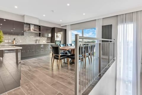 Kitchen / Dining Area