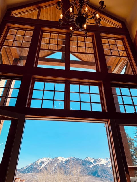 2nd floor: Wall of Windows, overlooking the Needles Mountain 