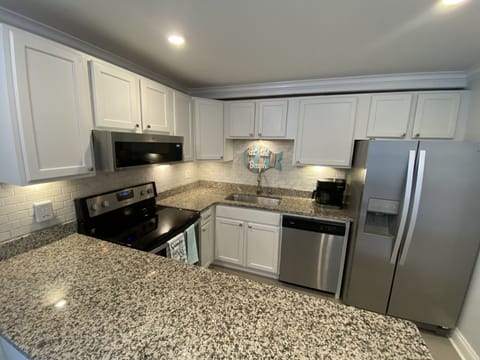 Completely remodeled and fully equiped kitchen.