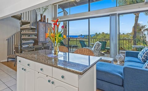 Enjoy the open space & Beautiful views of the Ocean, Molokini & Kaho'olawe!