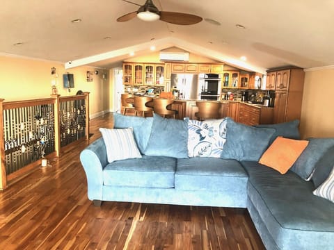 Livingroom- has teak floors