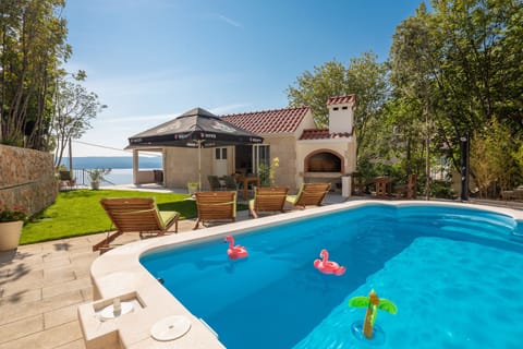 Find a quick refreshment in the pool.