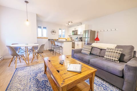 Open Living Space with a Modern Kitchen and Four Seats