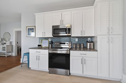 Main Level - Full Kitchen 