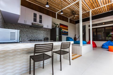 tampak dapur yg terintegrasi dengan ruang santai menghadap halaman