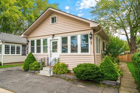 welcome to Bungalow By The Beach