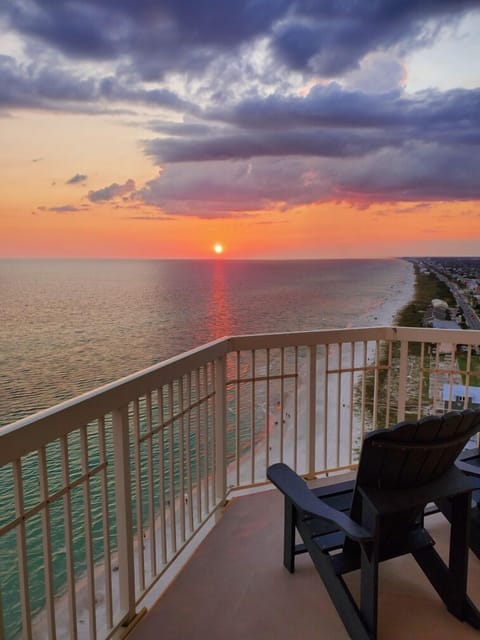 PENTHOUSE #2309- Enjoy beautiful sunsets from your balcony!