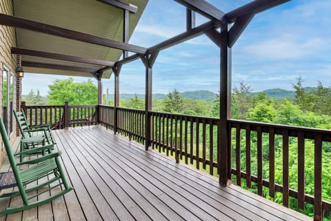 Sevierville Vacation Rental | 4BR | 2.5BA | 3,500 Sq Ft