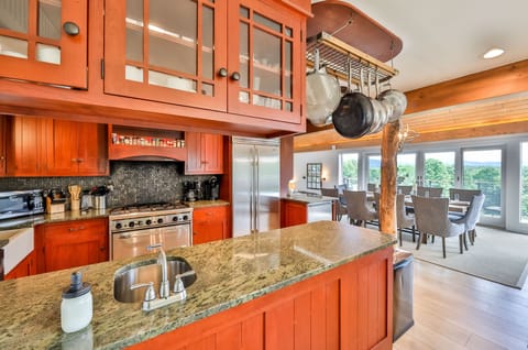 Fully equipped Chef’s kitchen
(1st floor)