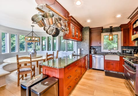 Fully equipped Chef’s kitchen
(1st floor)