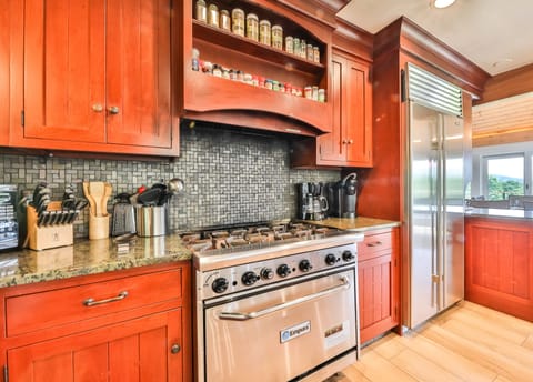 Fully equipped Chef’s kitchen
(1st floor)