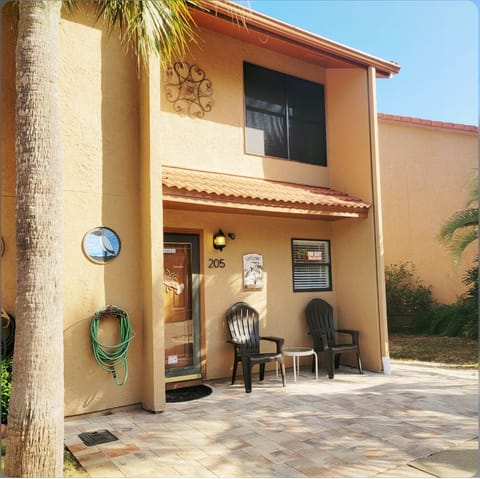 Front entrance and front porch with pavers. Vacations by Fayla