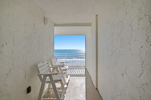 Grab your favorite cocktail and relax in the evenings.