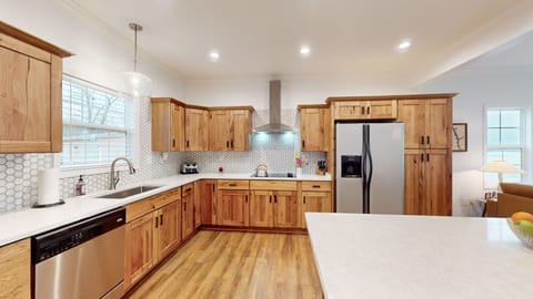 Not pictured, but coffee maker brews full pots and single serve pods of coffee