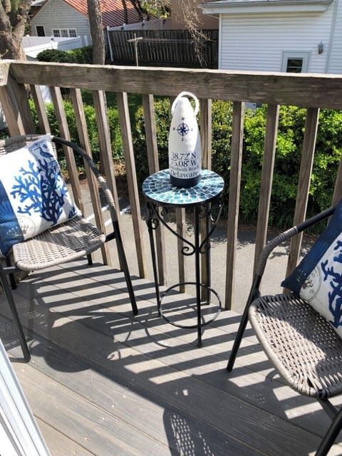 Intimate patio for 2. Enjoy sunrise coffee or afternoon cocktails!