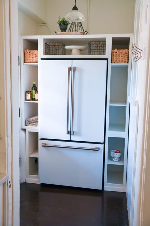 Café refrigerator/freezer with ice maker and water dispenser 