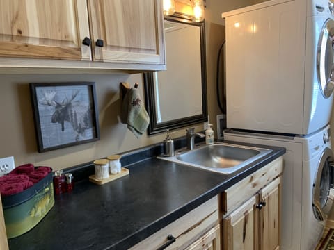 Bathroom (1st floor)