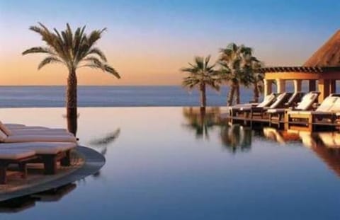 Infinity pool & swim up bar & snack area