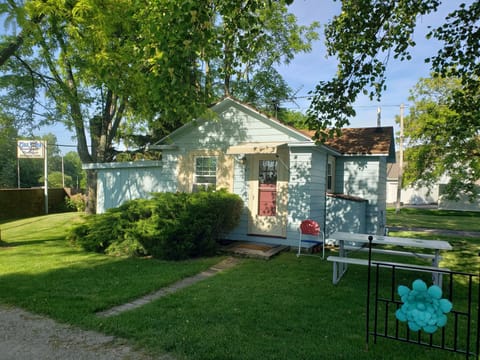 Plaz Vilka Beachfront Cottage #1, a cozy & comfortable Lake Erie stay