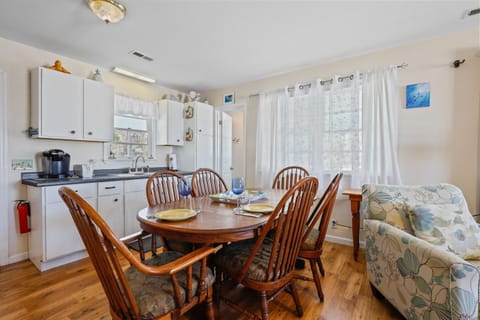 🍽️ The catch of the day tastes better when shared. This spot is perfect for family dinners, game night, or a post-beach snack sesh.