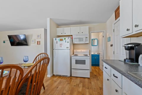 🍴 Turtley stocked kitchen = no hangry beach bums. Pots, pans, coffee maker, and kid-friendly dishes—just add groceries.