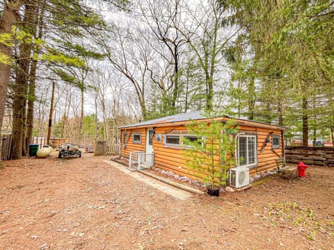 Backyard BBQ / Kayak/ and small deck to enjoy