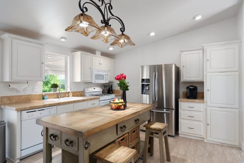 Well-appointed kitchen with all the essentials for you to feel at home.