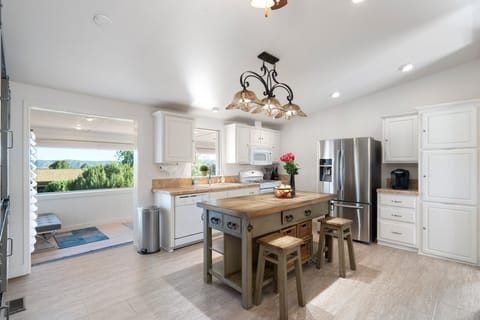 Kitchen with marvelous red rocks view!
