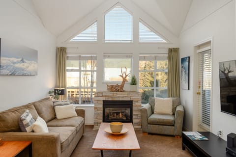 Living Room - Spacious dining table, mountain views