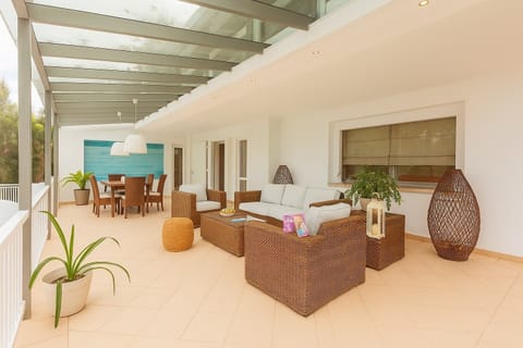 Shaded Outdoor Sitting Area – Perfect for Day or Evening Lounging
Comfortable rattan furniture and soft lighting provide a serene spot to unwind outdoors.