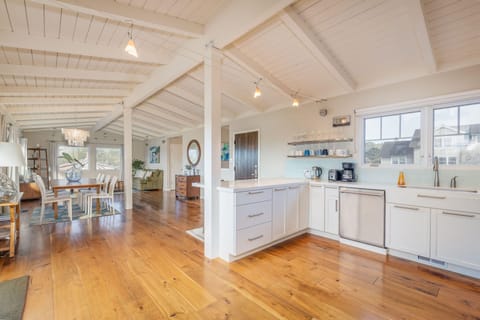 Dish washer, toaster, coffee machine, cups, glasses, drawers, sink