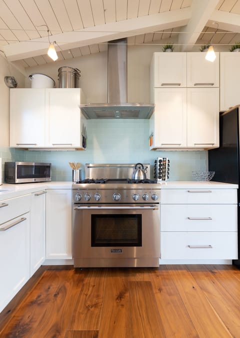 Microwave, oven, ketel, premium spices, drawers, kitchen wear