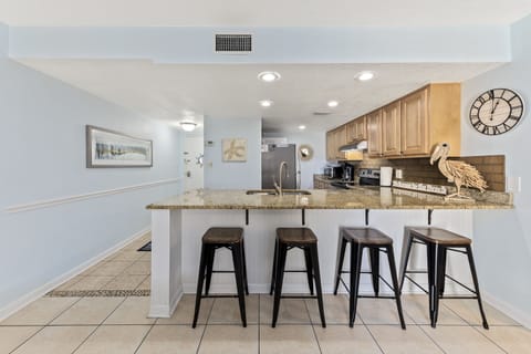 Large bar area for extra dining space