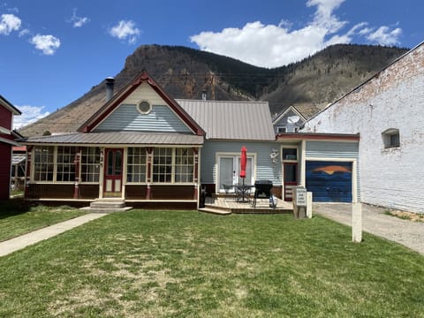 Great outdoor space! Deck, Grill and 80 ft drive way!