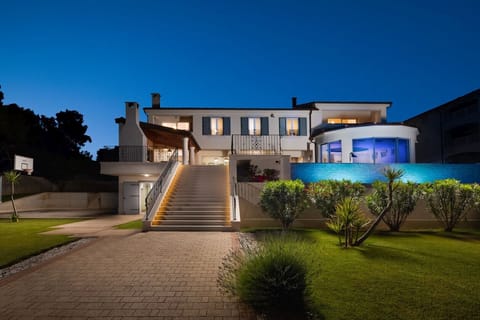 Croatia luxury villa Sea Whisper with private pool, sauna, jacuzzi and gym by the sea in Šibenik