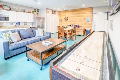 Sunset Game Room featuring wet bar and ice maker.