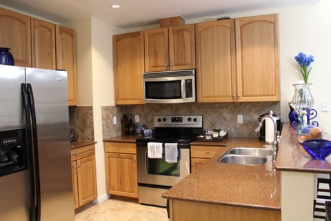 Full Kitchen with stainless appliances