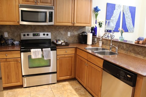 Full Kitchen with stainless appliances