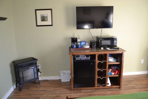 Gipfel Suite fireplace, custom kitchenette, 39" flat screen television