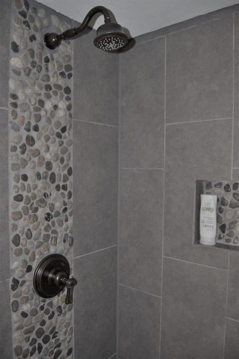 Das Zimmer - Private Bath stone and tile shower