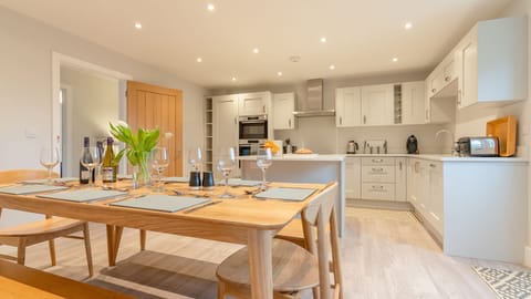 Kitchen with dining table, Maple House, Bolthole Retreats