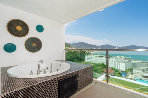 Bright sea view apartment with jacuzzi at Baycliff (14544)