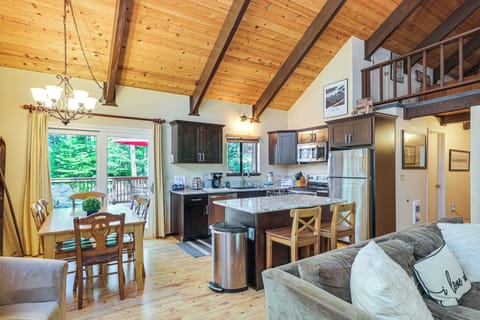 Dining Area | Dishes & Flatware Provided