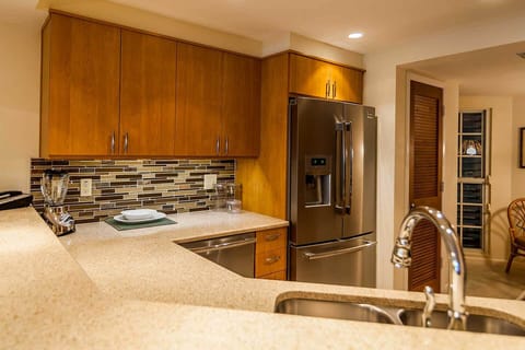 Fully equipped kitchen with a double door refrigerator and a large Island.