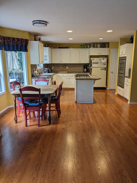 Gourmet Kitchen adjacent to family room
