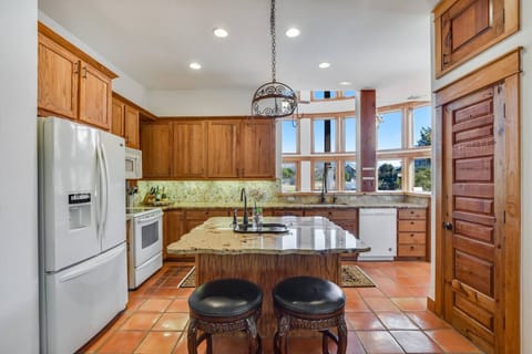 Gourmet kitchen with all the amenities.