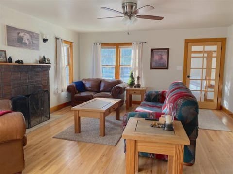 Welcome to the Moose Retreat! Large family home minutes from downtown Cody