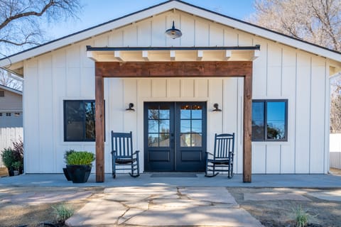 Revine Cottage is minutes from downtown Paso and all of wine-cou